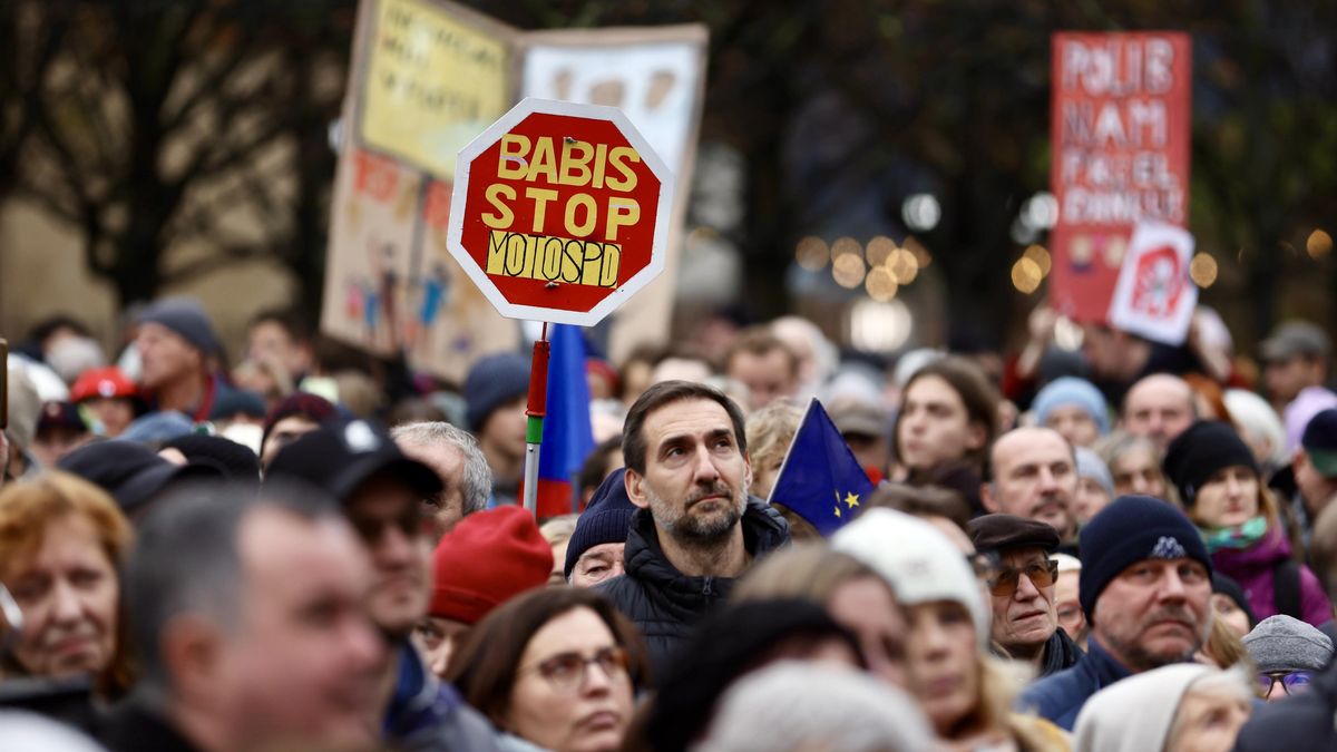 „Česko není na prodej,“ vzkázalo Babišově vládě zaplněné Staroměstské náměstí